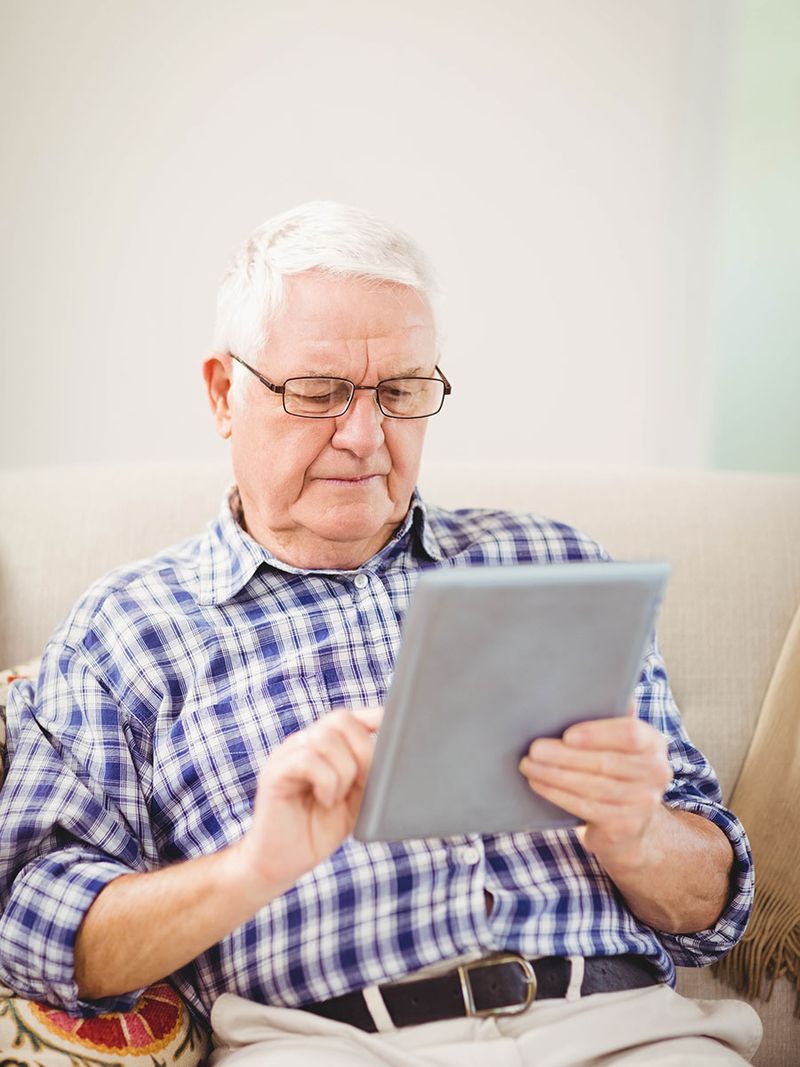 Älterer Mann mit einem Tablet