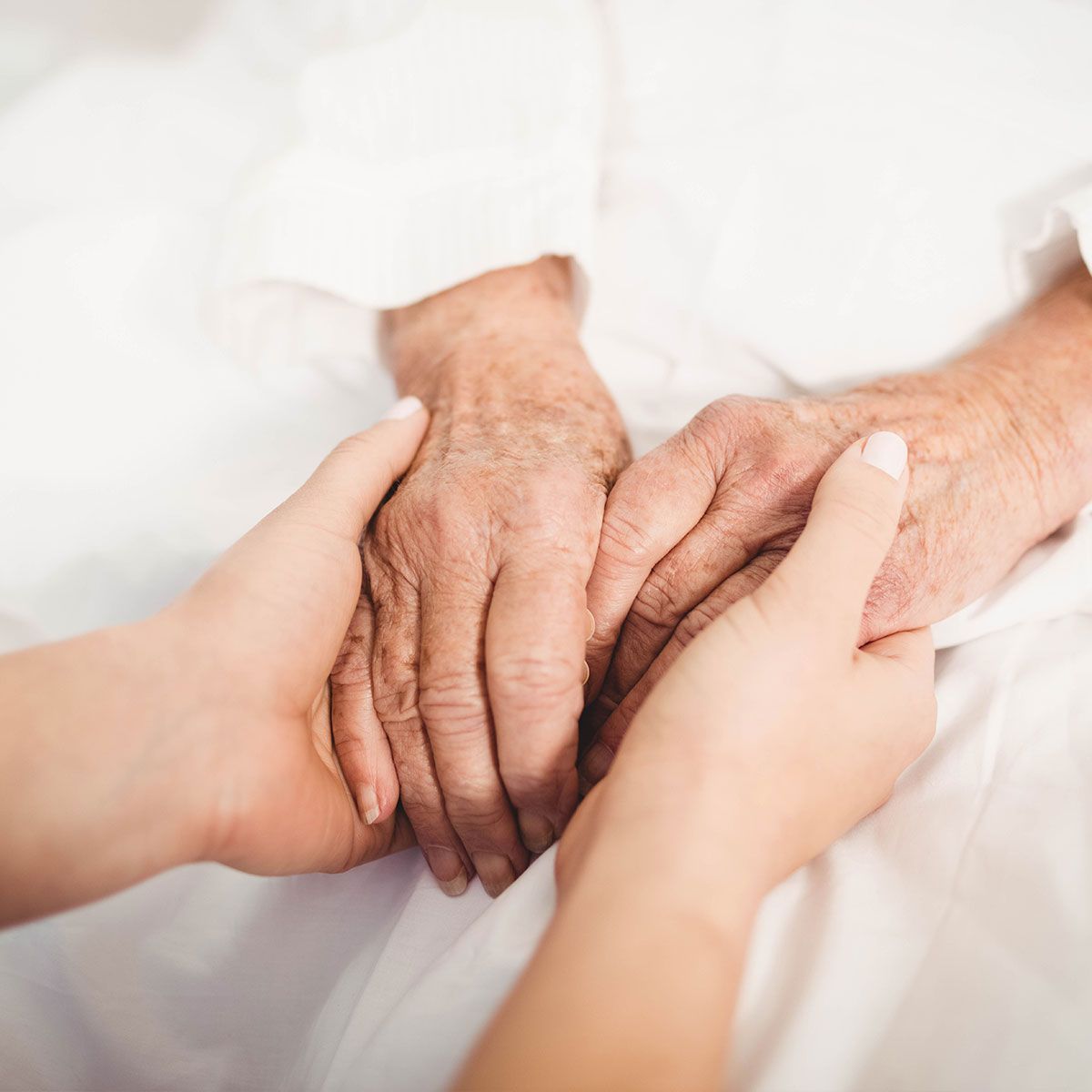 Hände einer älteren Frau