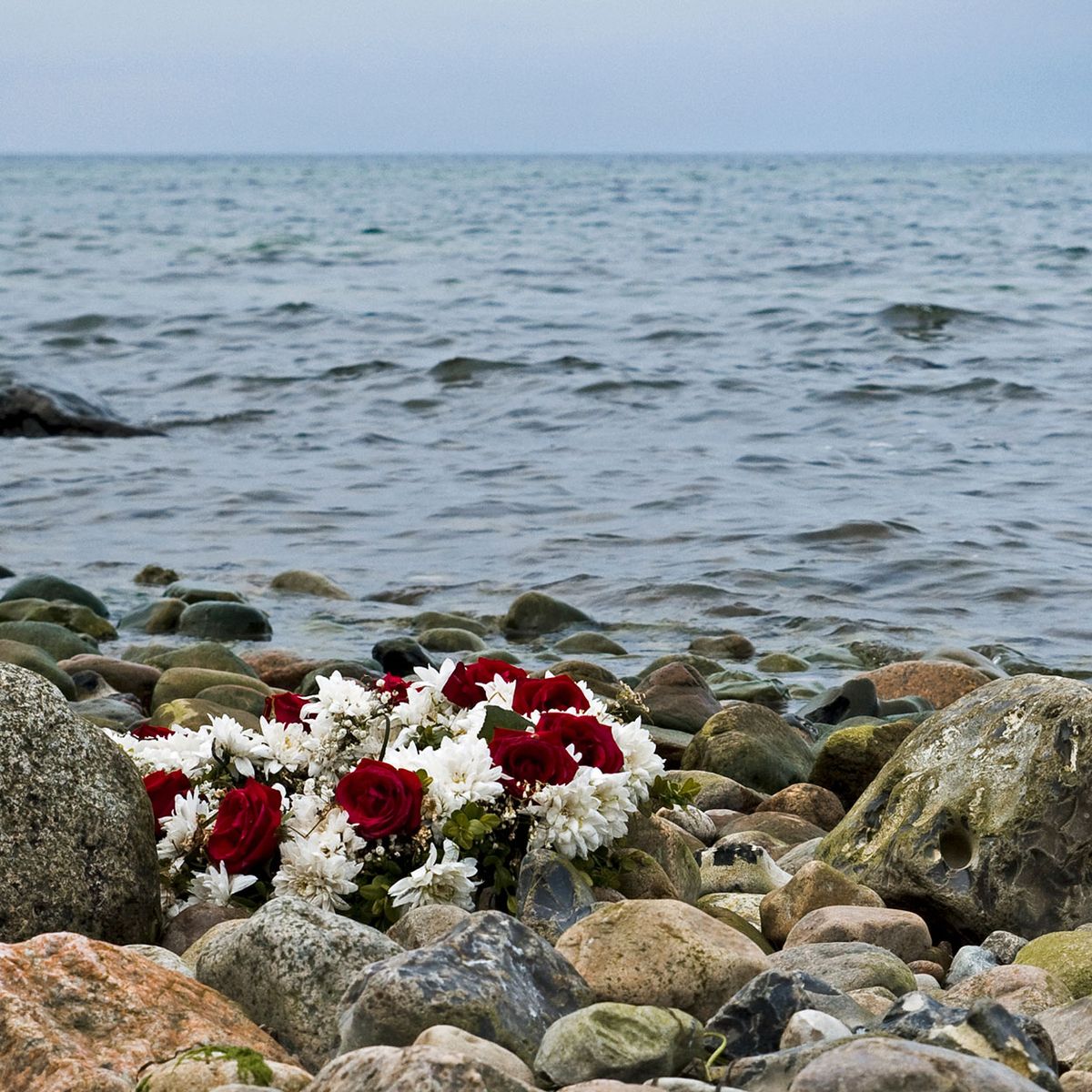 Blumenstrauß am Ufer